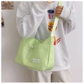 Minimalistische mintgrüne Umhängetasche aus Nylon mit Kordelzug-Fronttasche - Grün