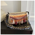 Dettaglio borsa etnica intrecciata bohémien con nappe colorate e motivi geometrici - Rosso Arancio