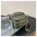 Primer plano del bolso bandolera de pana verde militar con cremalleras dobles y solapa - Verde Militar