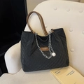 Sac fourre-tout noir matelassé avec poignées en cuir marron et chaîne argentée déco - Noir