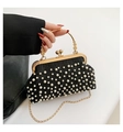 Detalle de bolso de noche plisado negro con perlas artificiales y elegantes asas doradas - Negro