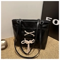 Grand sac cabas noir minimaliste avec décoration de dentelle rose et anneaux argentés - Noir
