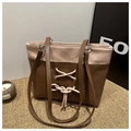Sac fourre-tout bicolore minimaliste en beige et marron avec détail de nœud chic - café