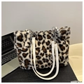 Borsa tote chic in ecopelliccia leopardata con manici in pelle e catena argento - Stampa Leopardata Bianca