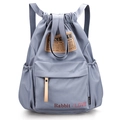 Sac à dos bleu brume en nylon avec cordon de serrage, écusson en cuir et poche zippée avant - Bleu Clair Dégradé