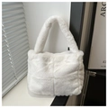 Detalle del bolso bandolera de felpa blanca con pelo sintético y diseño acolchado - Blanco