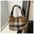 Detailansicht der weichen Plüschstruktur mit Karomuster auf dieser Herbst-Handtasche - Kaffee Karos