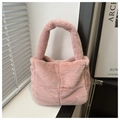 Detalle del bolso de pelo sintético rosa con diseño acolchado de cuadros y textura suave - Rosa