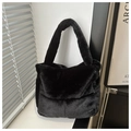 Bolso tote minimalista de piel sintética negra con textura de felpa suave y asa - Negro