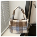 Detalle de bolso tote de felpa a cuadros con textura de punto en marrón y azul suave - Cuadros Azules