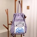 Sac à dos violet à cordon avec poche grise et logo dBo sur un porte-manteau - Lettre Violette