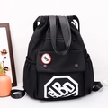 Mochila negra de tela Oxford con cordón, insignia roja y estampado gráfico blanco - Letra BO