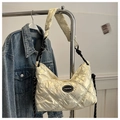 Schicke gesteppte Metallic-Hobo-Tasche in Perlweiß mit Logo und Knotengurt - Weiß