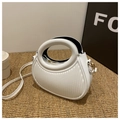 Detail einer weißen PU-Leder Handtasche mit vertikaler Steppung und rundem Griff - Weiß