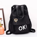Zaino nero in tessuto Oxford con chiusura a coulisse, stampa OK e stemma con scimmia - Lettera OK