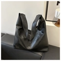 Vista detallada de un bolso shopper grande de cuero sintético negro con diseño minimalista - Negro
