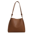 Bolso bombonera marrón minimalista con detalle de nudo en la correa para el diario - Marrón Oscuro