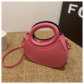 Rosafarbene halbrunde Handtasche mit vertikaler Streifentextur und Gold-Reißverschluss - Rosa