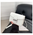 Minimalistische weiße Umhängetasche mit Webmuster und silberner Ringschnalle für Damen - Weiß