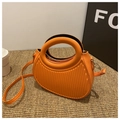Orangefarbene halbkreisförmige gestreifte Handtasche mit rundem Griff und Schultergurt - Orangerot