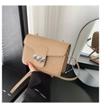 Minimalistische beige Umhängetasche mit Webstruktur und silbernem Metallring-Verschluss - Khaki