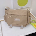 Minimalistische khakifarbene Nylon-Umhängetasche mit Klappe und weißen Schnallenriemen - Khaki