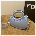Hellblaue plissierte Halbmond-Handtasche mit Rundgriff und abnehmbarem Schultergurt - Hellblau