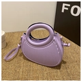 Hellviolette runde Handtasche mit vertikalen Streifen und kreisförmigem Griff für Damen - Hellviolett