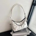 Borsa sottobraccio bianca a pieghe con catena nera e tracolla morbida a nodo - Bianco