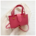 Detalle del bolso rosa fucsia en cuero granulado con adornos metálicos dorados - rosa intenso