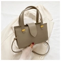 Detalle de bolso de mano en cuero granulado caqui con herrajes dorados y solapa - Gris