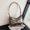 Borsa sottobraccio trapuntata in bronzo metallizzato con elegante catena dorata decorata - Champagne