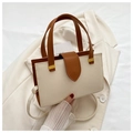 Detalle de bolso elegante en cuero granulado bicolor beige y marrón con bandolera - Beige