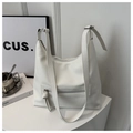 Borsa tote bianca minimalista in pelle a grana con tracolla e dettagli in argento - Bianco