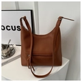 Borsa Hobo marrone in pelle PU a grana con dettagli argentati su piedistallo bianco - Marrone