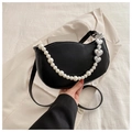 Bolso de media luna negro con cadena decorativa de perlas blancas y corazones plateados - Negro