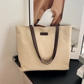 Bolso tote de tejido beige con correas de cuero marrón oscuro y etiqueta de moda - Caqui