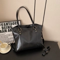 Bolso tote clásico negro de piel sintética con herrajes dorados y correas dobles - Negro