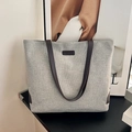 Bolso tote minimalista de lona blanco grisáceo con contraste de cuero marrón oscuro - Gris