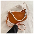Bolso bandolera de cuero PU naranja con forma de media luna, cadena de perlas y corazón - Marrón