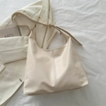 Große minimalistische Crossbody-Beuteltasche in Cremeweiß aus Kunstleder mit breitem Gurt - Weiß