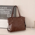 Bolso tote grande minimalista en color marrón oscuro con detalles de anillos dorados - Marrón