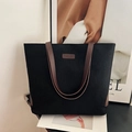 Bolso tote minimalista de lona negra con correas de cuero marrón y etiqueta de moda - Negro