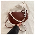 Bolso de media luna en cuero marrón con cadena de perlas y corazones metálicos - Marrón