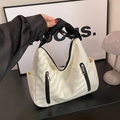 Minimalistische weiße Hobo-Tasche aus Canvas mit kontrastierendem schwarzem Schultergurt - Weiß