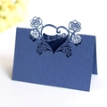Marque-place bleu foncé découpé au laser avec motifs de roses et de cœur pour mariage - Bleu Royal