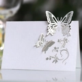 Elegante parelmoer witte lasergesneden vlinder tafelkaart met bloemenpatroon - 50 Vellen / Wit