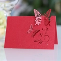 Rote lasergeschnittene Schmetterlings-Tischkarte aus schimmerndem Perlmuttpapier für Hochzeiten - 50 Blatt / Perlrot