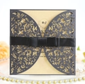 Vue macro du motif découpé au laser et du ruban en satin noir sur l'invitation de mariage - Noir