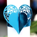 Servilletero de corazón cortado por láser en azul metálico con patrones de flores huecas - Azul Reflectante